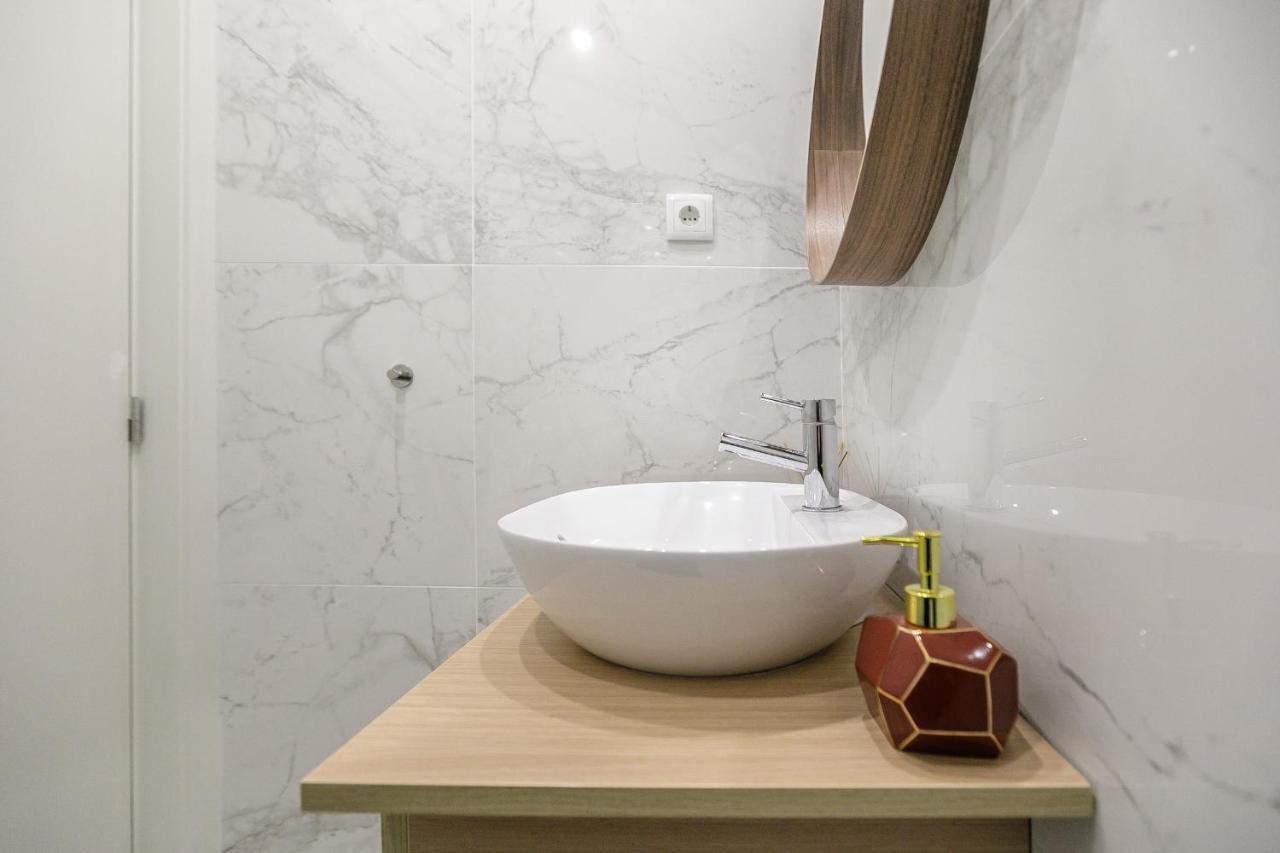 Lovelystay - Downtown Studio With Pool, Ac And Balcony Porto Exterior photo