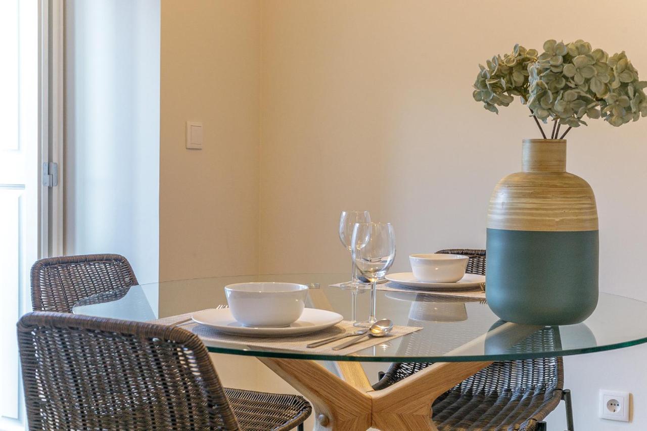 Lovelystay - Downtown Studio With Pool, Ac And Balcony Porto Exterior photo