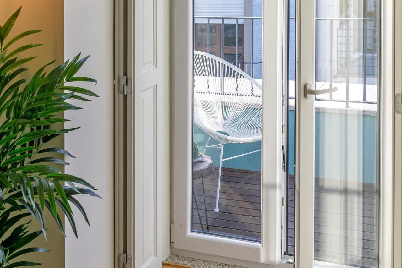 Lovelystay - Downtown Studio With Pool, Ac And Balcony Porto Exterior photo