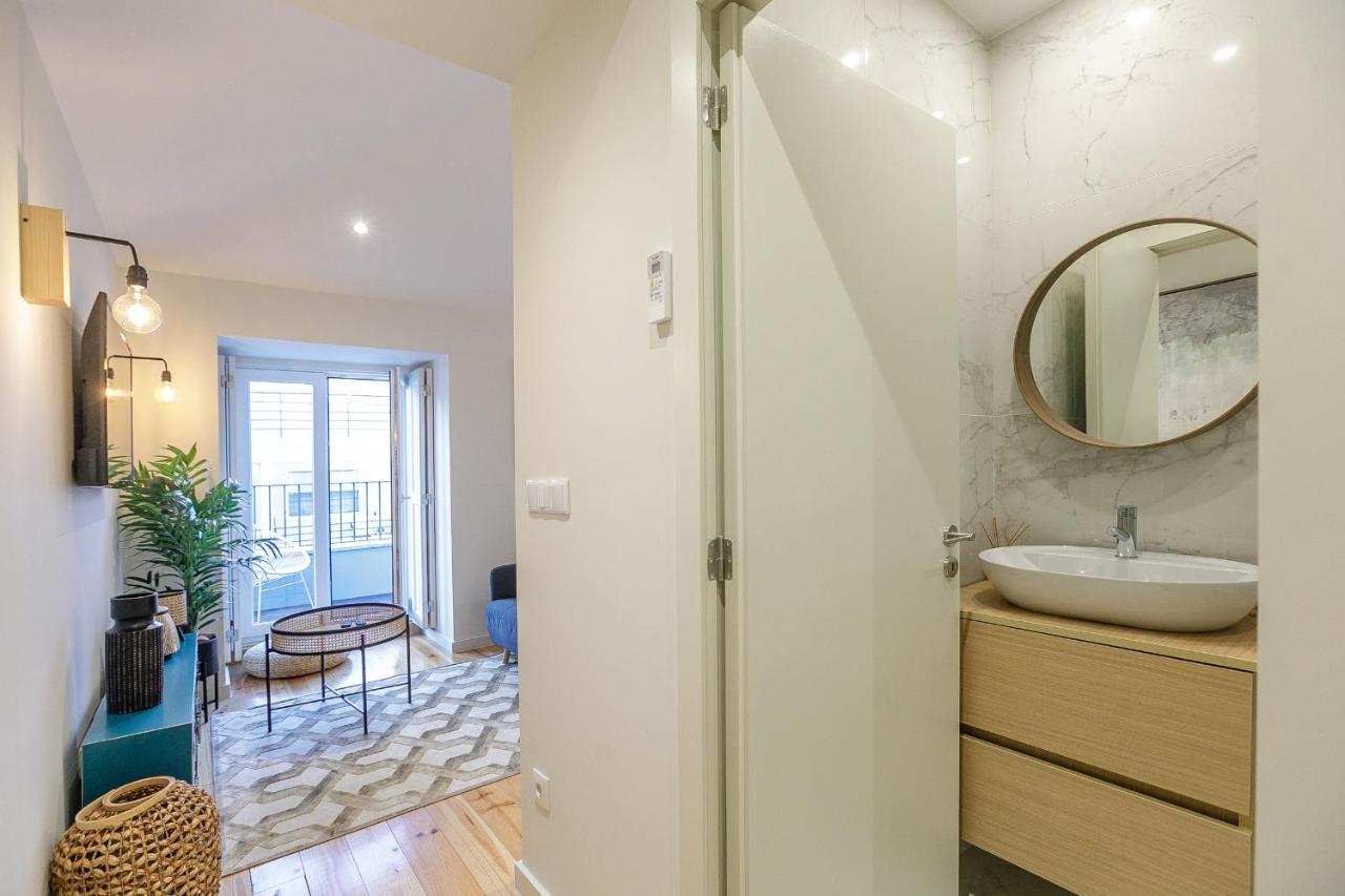 Lovelystay - Downtown Studio With Pool, Ac And Balcony Porto Exterior photo